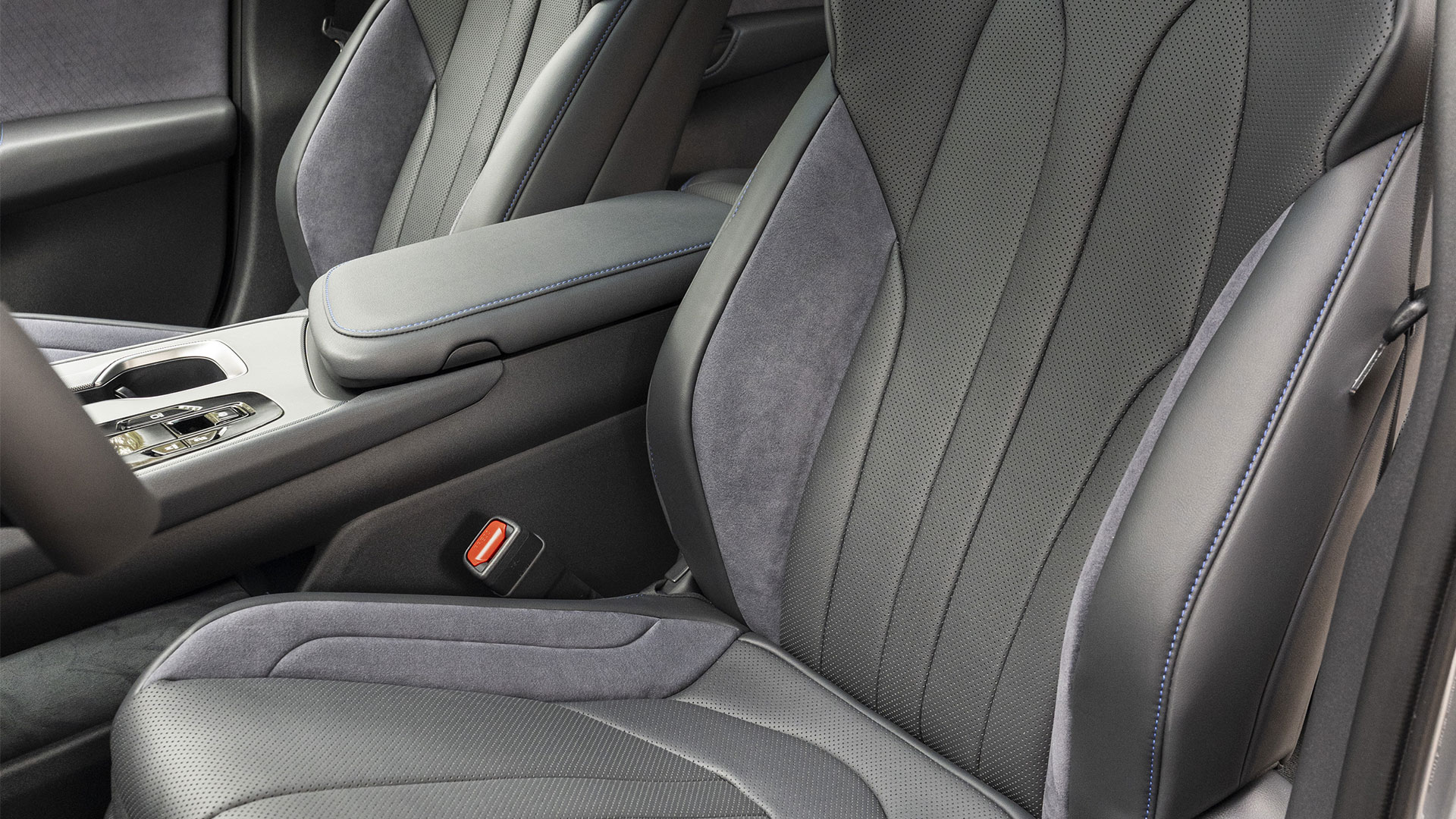 Detail of seats in the RZ 550e F Sport