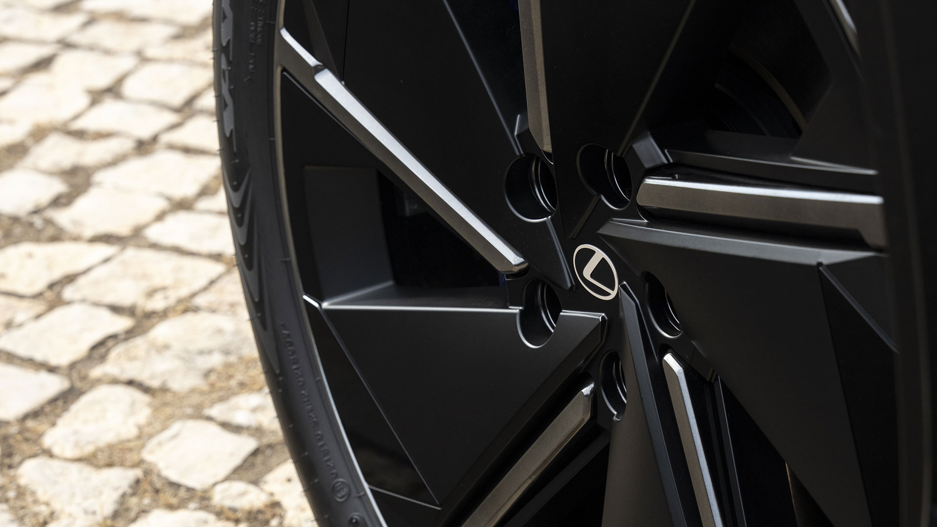 Detail of 20-inch allow wheels on RZ 550e F Sport